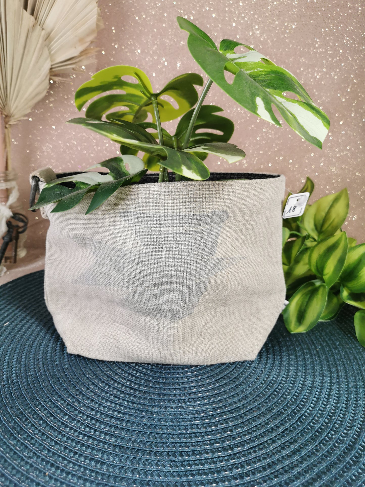 Panier en chanvre réalisé avec un sac la poste ancien